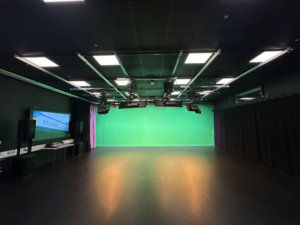Picture of the studio space with green screen.